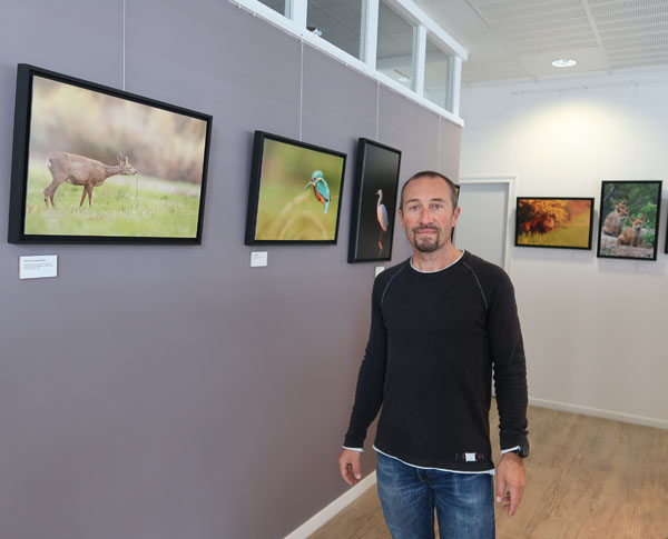Le photographe Christophe Peyronnet lors d'une exposition